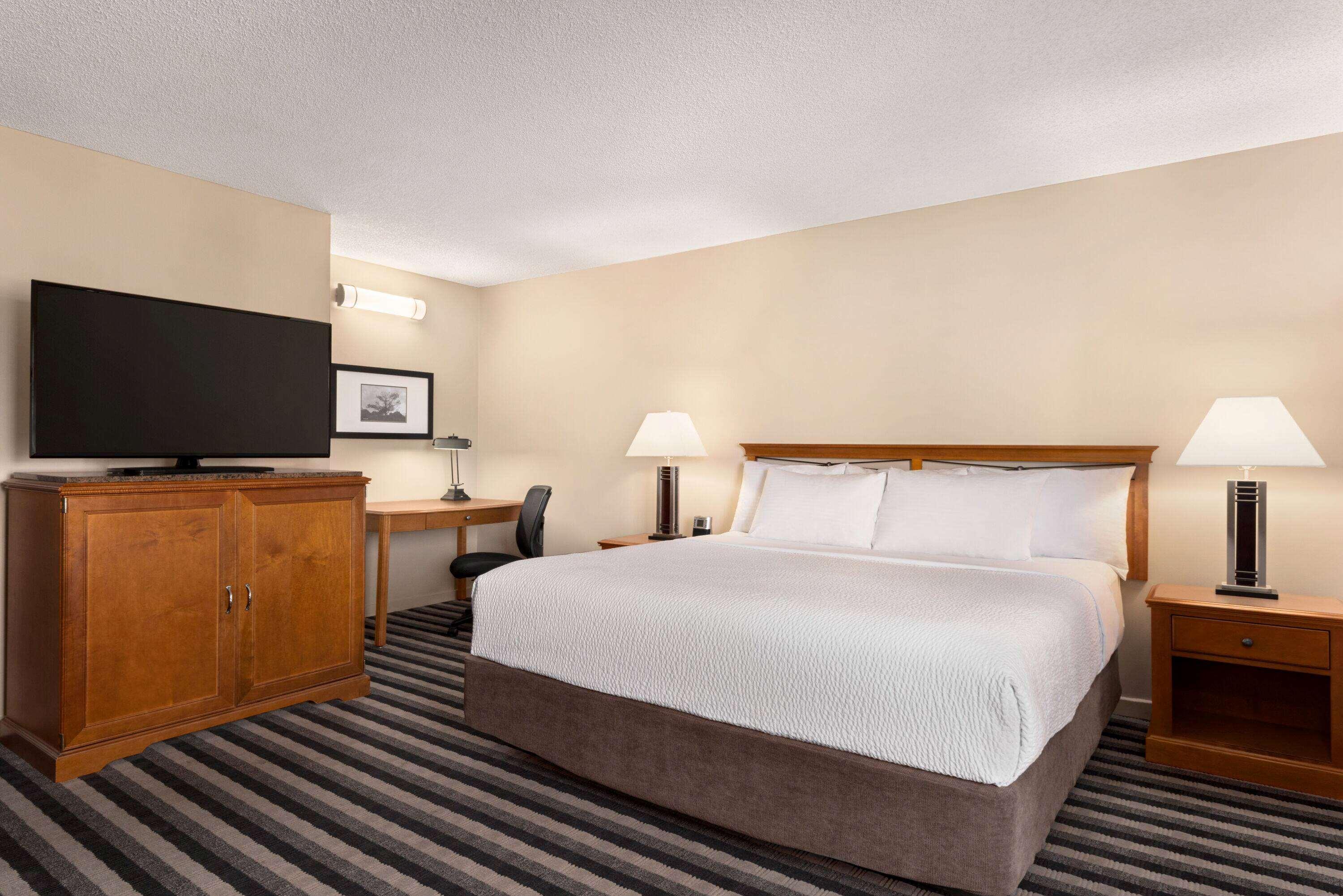 Royal Hotel West Edmonton, Trademark Collection By Wyndham Exterior photo