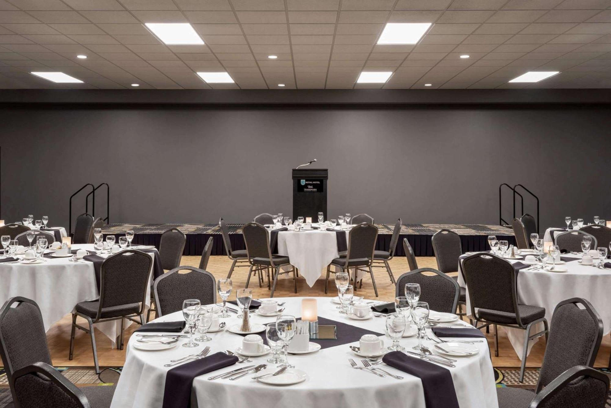 Royal Hotel West Edmonton, Trademark Collection By Wyndham Exterior photo