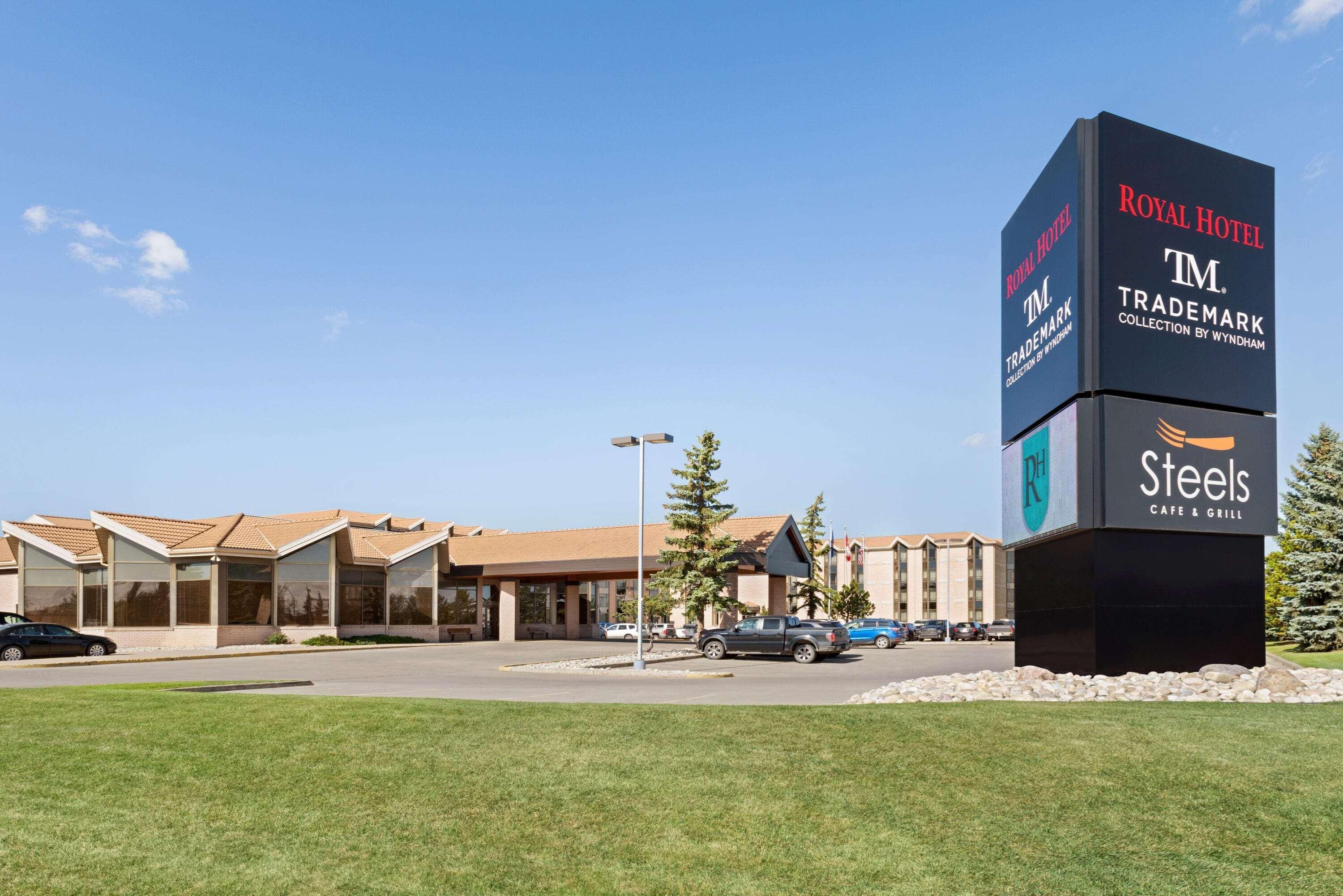 Royal Hotel West Edmonton, Trademark Collection By Wyndham Exterior photo