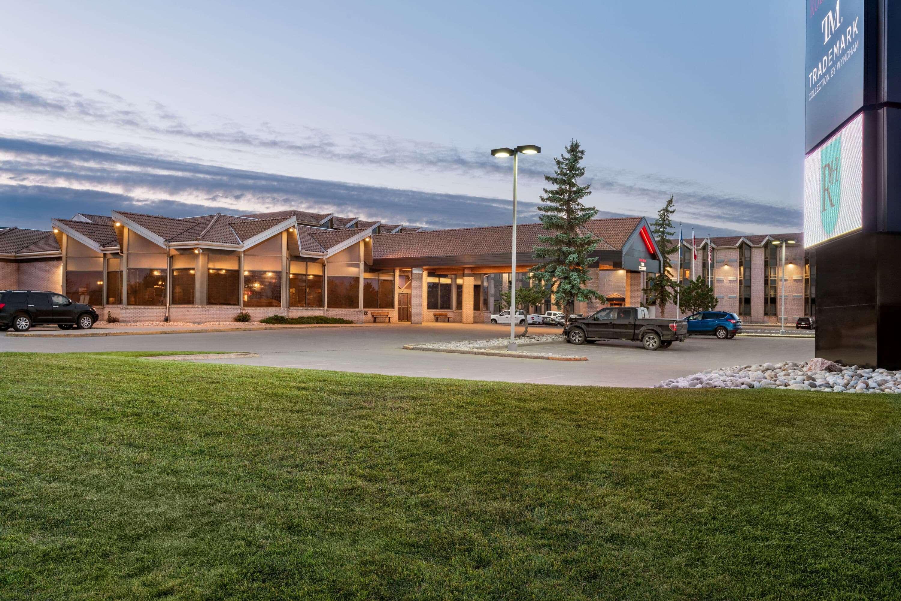 Royal Hotel West Edmonton, Trademark Collection By Wyndham Exterior photo