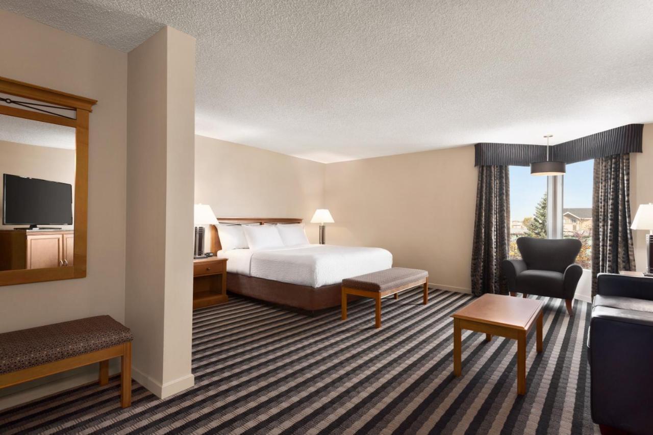 Royal Hotel West Edmonton, Trademark Collection By Wyndham Exterior photo